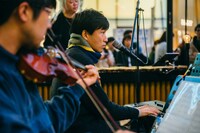 蓮沼執太フィルGinza Sony Parkゲリラライブの様子。（撮影：後藤武浩）