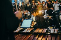 蓮沼執太フィルGinza Sony Parkゲリラライブの様子。（撮影：後藤武浩）