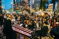 蓮沼執太フィルGinza Sony Parkゲリラライブの様子。（撮影：後藤武浩）