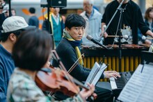 蓮沼執太フィルGinza Sony Parkゲリラライブの様子。（撮影：後藤武浩）