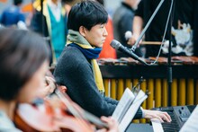 蓮沼執太フィルGinza Sony Parkゲリラライブの様子。（撮影：後藤武浩）