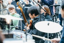 蓮沼執太フィルGinza Sony Parkゲリラライブの様子。（撮影：後藤武浩）