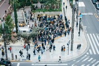 蓮沼執太フィルGinza Sony Parkゲリラライブの様子。（撮影：後藤武浩）