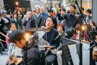 蓮沼執太フィルGinza Sony Parkゲリラライブの様子。（撮影：後藤武浩）