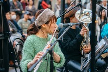 蓮沼執太フィルGinza Sony Parkゲリラライブの様子。（撮影：後藤武浩）