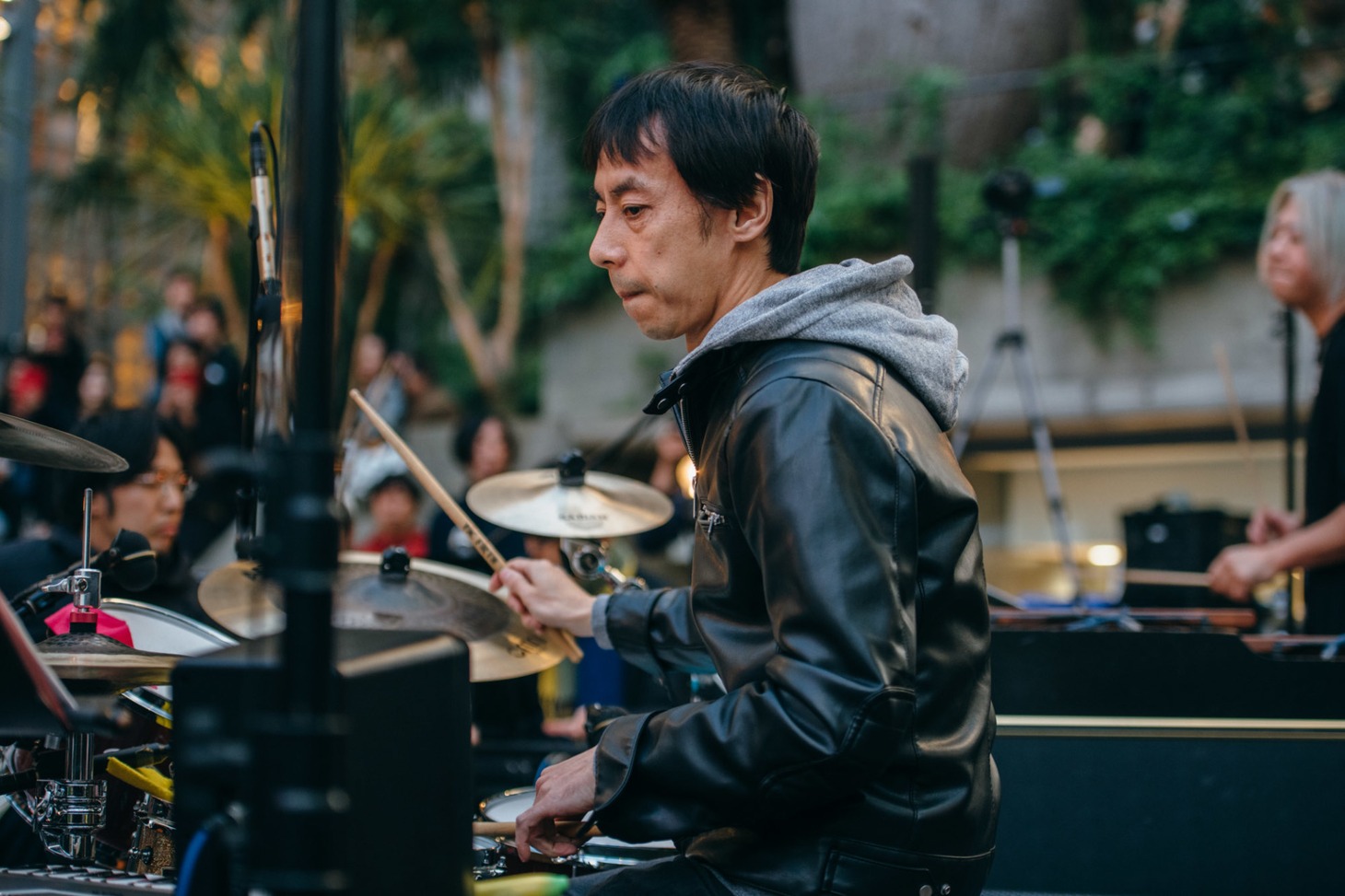 蓮沼執太フィルGinza Sony Parkゲリラライブの様子。（撮影：後藤武浩）