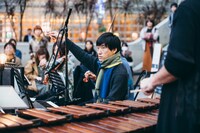 蓮沼執太フィルGinza Sony Parkゲリラライブの様子。（撮影：後藤武浩）