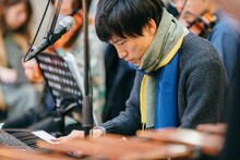 蓮沼執太フィルGinza Sony Parkゲリラライブの様子。（撮影：後藤武浩）