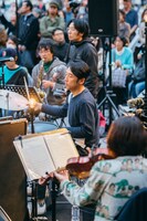 蓮沼執太フィルGinza Sony Parkゲリラライブの様子。（撮影：後藤武浩）