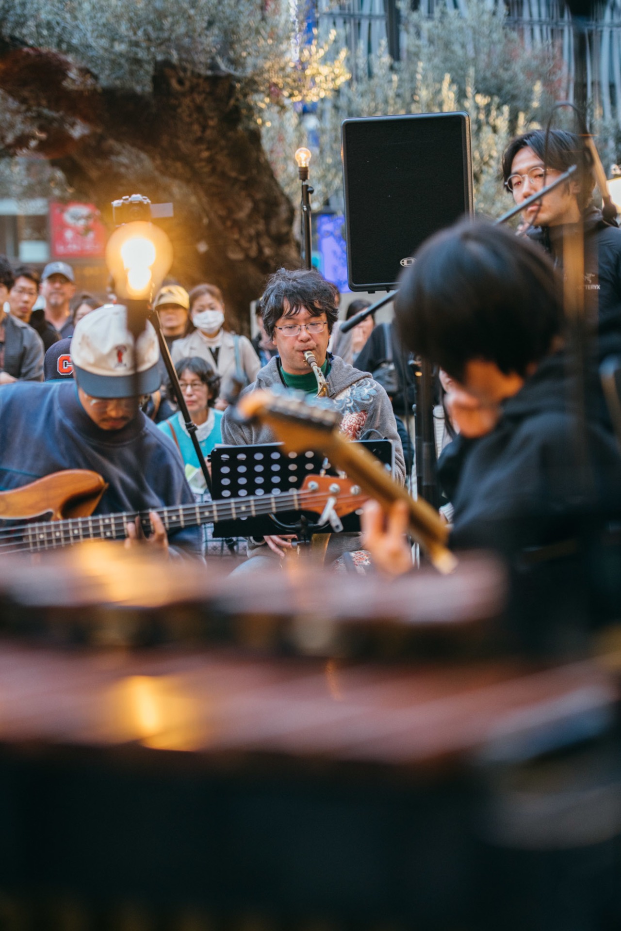 蓮沼執太フィルGinza Sony Parkゲリラライブの様子。（撮影：後藤武浩）