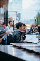蓮沼執太フィルGinza Sony Parkゲリラライブの様子。（撮影：後藤武浩）