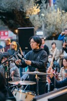 蓮沼執太フィルGinza Sony Parkゲリラライブの様子。（撮影：後藤武浩）