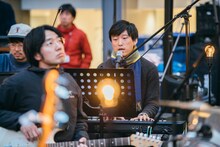 蓮沼執太フィルGinza Sony Parkゲリラライブの様子。（撮影：後藤武浩）