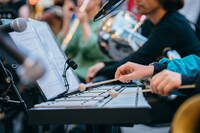 蓮沼執太フィルGinza Sony Parkゲリラライブの様子。（撮影：後藤武浩）