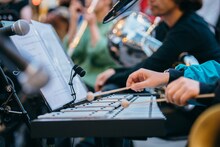 蓮沼執太フィルGinza Sony Parkゲリラライブの様子。（撮影：後藤武浩）