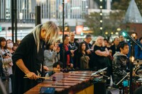 蓮沼執太フィルGinza Sony Parkゲリラライブの様子。（撮影：後藤武浩）