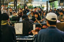 蓮沼執太フィルGinza Sony Parkゲリラライブの様子。（撮影：後藤武浩）