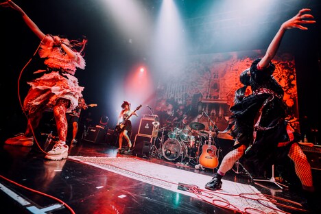 左から大森靖子、riko。（撮影：西槇太一）