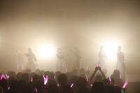 「桜エビ～ず 1stコンサート"ALL OUT"」の様子。（写真提供：スターダストプロモーション）