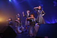 「桜エビ～ず 1stコンサート"ALL OUT"」の様子。（写真提供：スターダストプロモーション）