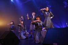 「桜エビ～ず 1stコンサート"ALL OUT"」の様子。（写真提供：スターダストプロモーション）