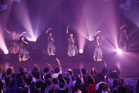 「桜エビ～ず 1stコンサート"ALL OUT"」の様子。（写真提供：スターダストプロモーション）