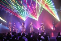 「桜エビ～ず 1stコンサート"ALL OUT"」の様子。（写真提供：スターダストプロモーション）