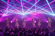 「桜エビ～ず 1stコンサート"ALL OUT"」の様子。（写真提供：スターダストプロモーション）