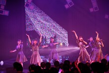 「桜エビ～ず 1stコンサート"ALL OUT"」の様子。（写真提供：スターダストプロモーション）