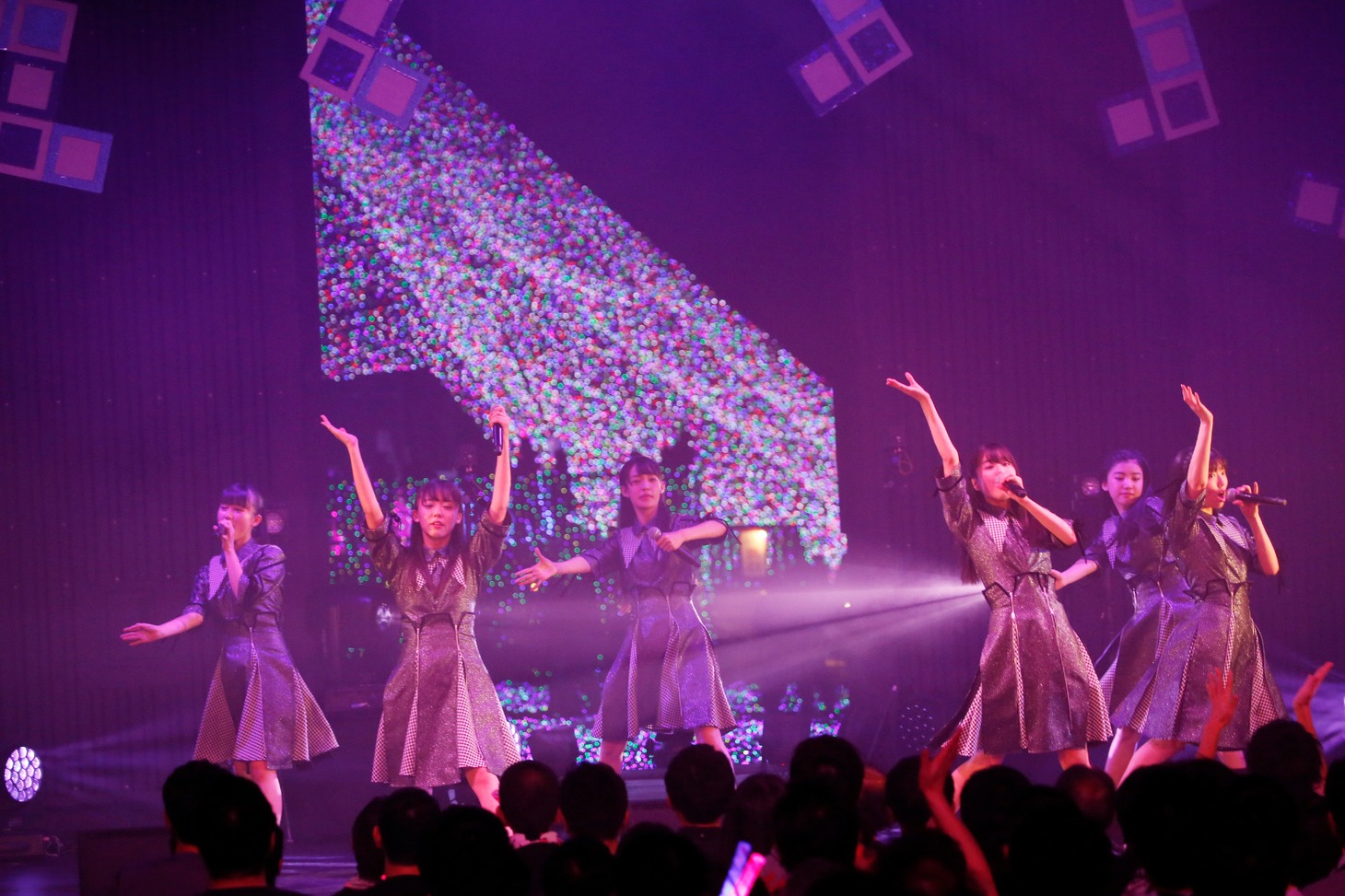 「桜エビ～ず 1stコンサート"ALL OUT"」の様子。（写真提供：スターダストプロモーション）