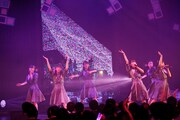 「桜エビ~ず 1stコンサート"ALL OUT"」の様子。(写真提供:スターダストプロモーション)