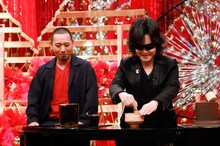 お茶を点てるToshl（右）と大悟（千鳥）。(c)カンテレ