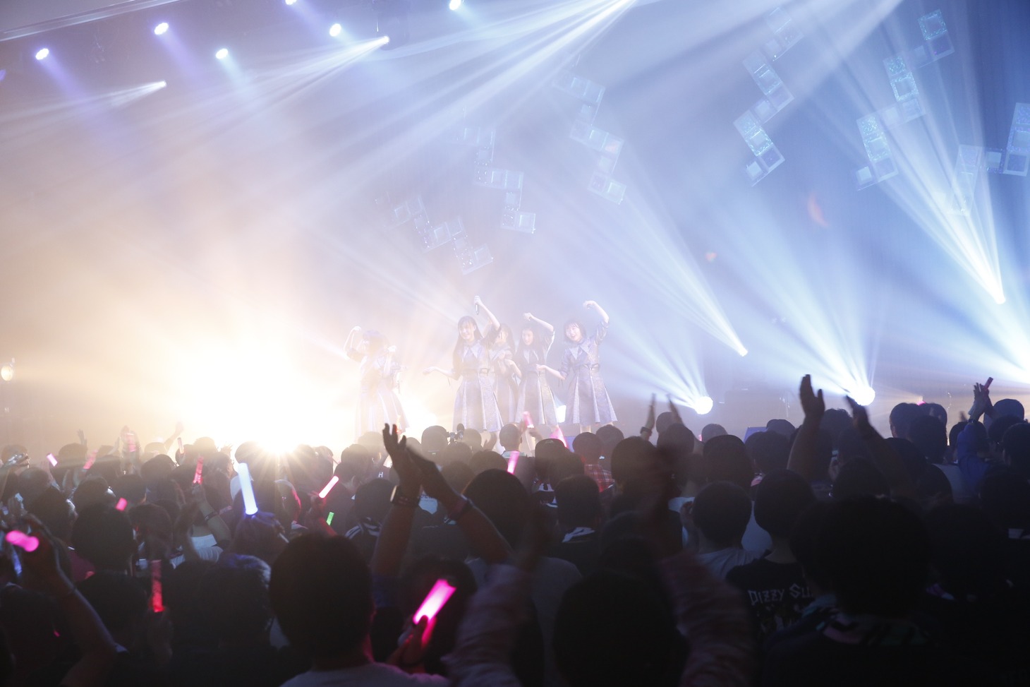 「桜エビ～ず 1stコンサート"ALL OUT"」の様子。（写真提供：スターダストプロモーション）