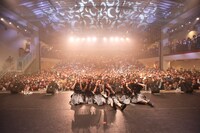 「桜エビ～ず 1stコンサート"ALL OUT"」で撮影された記念写真。（写真提供：スターダストプロモーション）