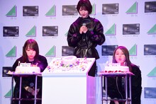 ケーキのロウソクを吹き消す菅井友香（左）、守屋茜（右）。中央はその様子を見届ける土生瑞穗。