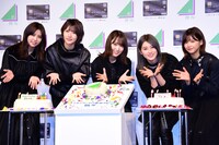 左から小林由依、土生瑞穗、菅井友香、守屋茜、渡邉理佐。