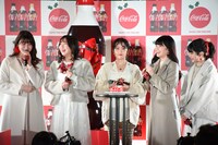 サーティワンアイスクリームのオリジナルアイスケーキに感激するLittle Glee Monster。