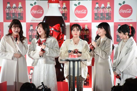 サーティワンアイスクリームのオリジナルアイスケーキに感激するLittle Glee Monster。