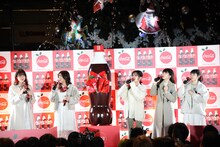 「コカ・コーラ」リボンボトルを飲むLittle Glee Monster。