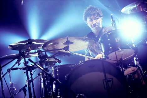 荒井智之（Dr, Cho）（撮影：後藤壮太郎）