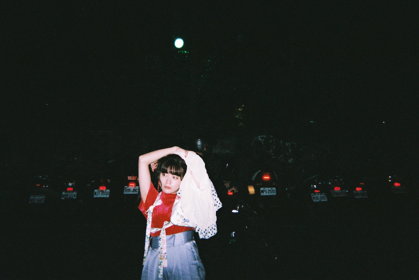 SHE IS SUMMER「嬉しくなっちゃって」ミュージックビデオ撮影時のオフショット。