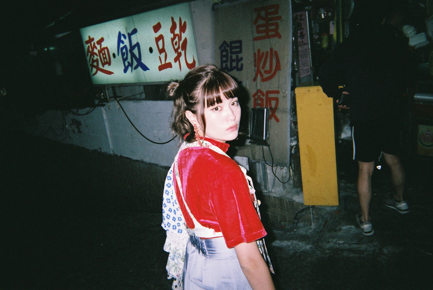 SHE IS SUMMER「嬉しくなっちゃって」ミュージックビデオ撮影時のオフショット。