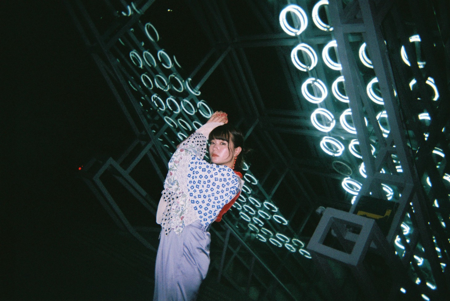 SHE IS SUMMER「嬉しくなっちゃって」ミュージックビデオ撮影時のオフショット。