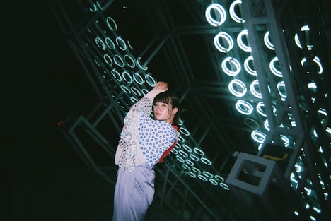 SHE IS SUMMER「嬉しくなっちゃって」ミュージックビデオ撮影時のオフショット。