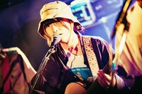 尾崎リノ（Vo, Ag / Cody・Lee（李））（撮影：小杉歩）