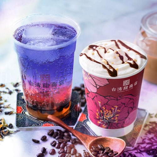 「ディーンタピオカ」2種。左から「蝶豆花茶（バタフライピー）」と「鴛鴦女乃茶（オシドリミルクティー）。