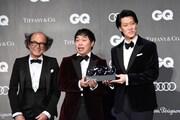 霜降り明星と「GQ JAPAN」の鈴木正文編集長（左）。