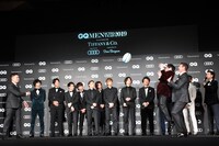 トンプソン・ルーク選手に持ち上げられてパスを待つせいや（霜降り明星）と田村優選手。