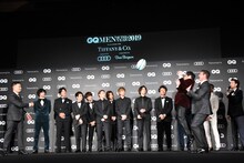 トンプソン・ルーク選手に持ち上げられてパスを待つせいや（霜降り明星）と田村優選手。