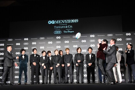 トンプソン・ルーク選手に持ち上げられてパスを待つせいや（霜降り明星）と田村優選手。